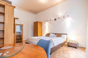 a bedroom with a bed and a table in it at Peaceful Getaway 2BR Apartment with Shared Spaces in Vienna