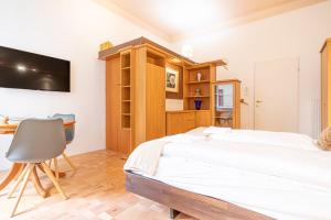 ein Schlafzimmer mit einem Bett, einem Schreibtisch und einem Stuhl in der Unterkunft Peaceful Getaway 2BR Apartment with Shared Spaces in Wien + 15 Fotos