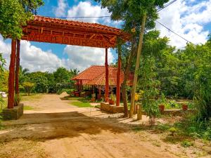 錫吉里亞的住宿－Ceylon Amigos Eco Resort，带有欢迎客人进入度假村标志的建筑