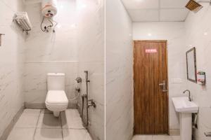 een badkamer met een toilet en een wastafel bij FabHotel Ssensse in New Delhi