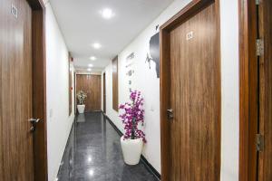 un pasillo con puertas y flores en un pasillo en FabHotel Ssensse, en Nueva Delhi