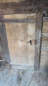 ヴィーデンにあるFerienwohnung im Historischen Schwarzwaldhausの木製の壁の木製ドア