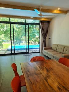 salon z drewnianym stołem i krzesłami w obiekcie Villa Ba Vi 6 Bedrooms & Pool DC Green Resort w mieście Hanoi