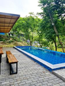 בריכת השחייה שנמצאת ב-Villa Ba Vi 6 Bedrooms & Pool DC Green Resort או באזור