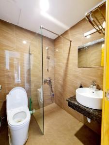 a bathroom with a toilet and a sink at Villa Ba Vi 6 Bedrooms & Pool DC Green Resort in Hanoi