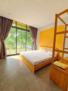 um quarto com um beliche e uma grande janela em Villa Ba Vi 6 Bedrooms & Pool DC Green Resort em Hanói