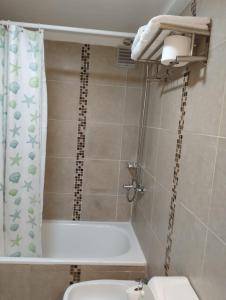 ein Badezimmer mit Badewanne, Toilette und Waschbecken in der Unterkunft Monoambiente Tres Barrios in Buenos Aires + 24 Fotos