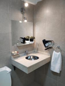 ein Badezimmer mit Waschbecken und Spiegel in der Unterkunft Monoambiente Tres Barrios in Buenos Aires