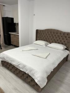 a large bed with white sheets and pillows on it at Pollux Residence Militari ap 158 in Dudu