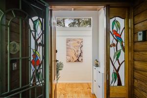 Φωτογραφία από το άλμπουμ του Modern Seednest Treehouse, Forest & Mountain View σε Sassafras