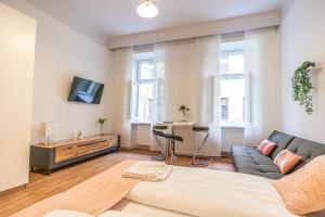 ein Wohnzimmer mit Couch und Fernseher in der Unterkunft Peaceful Getaway 2BR Apartment with Shared Spaces in Wien