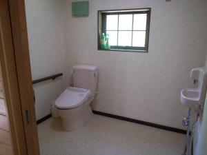 uma casa de banho com um WC e uma janela em Yama-gu - House / Vacation STAY 8426 em Inawashiro