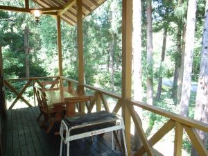 un porche con una mesa y una silla en Yama-gu - House / Vacation STAY 8426, en Inawashiro
