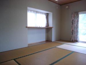 Habitación vacía con ventana y suelo de baldosa. en Cottage All Resort Service / Vacation STAY 8435 en Inawashiro