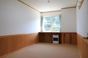 Habitación vacía con ventana y microondas en Cottage All Resort Service / Vacation STAY 8435 en Inawashiro