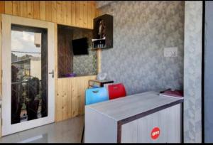 cocina con encimera y TV en una habitación en OYO Flagship Hotel Diamond Palace, en Kumbalgod