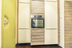 eine Küche mit einem Kühlschrank und einem Backofen in der Unterkunft Peaceful Getaway 2BR Apartment with Shared Spaces in Wien