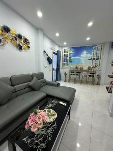 uma sala de estar com um sofá e uma mesa em penthouse BNB em Ho Chi Minh