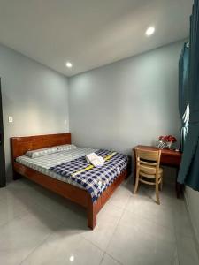 um quarto com uma cama, uma secretária e uma cadeira em penthouse BNB em Ho Chi Minh