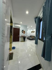 uma sala de estar com um grande piso de azulejo branco em penthouse BNB em Ho Chi Minh