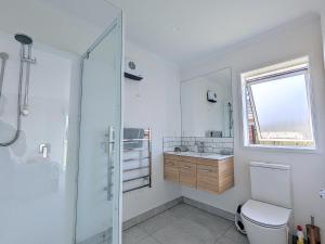 Ένα μπάνιο στο Beautiful Brand New Four-Bed Home near Redwood +34 φωτογραφίες