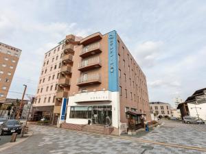 西条市Hotel HORAIRE Saijo的街角的一栋建筑