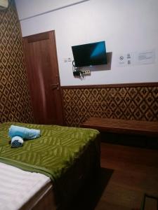 Cette chambre comprend un lit et une télévision à écran plat. dans l'établissement Tanjokteng Guesthouse, à Timuran