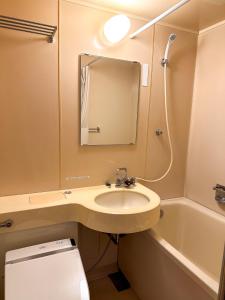 y baño con lavabo, aseo y espejo. en 123MUSIC(イズサンミュージック), en Atami
