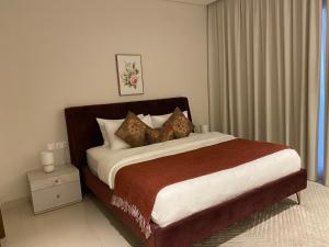 a bedroom with a large bed in a room at Beach front 2-bedroom villa Privat pool in As Sīfah