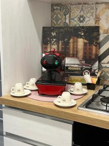 eine Küchentheke mit einer Kaffeemaschine auf der Arbeitsplatte in der Unterkunft B&B Ladislaus in Ladispoli