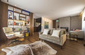 uma sala de estar com dois sofás e uma lareira em Somewhere - Estoril Guesthouse em Estoril
