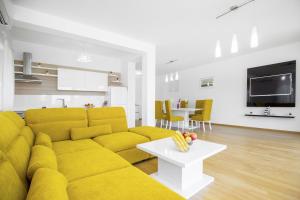 Телевизор и/или развлекательный центр в Apartment Royal