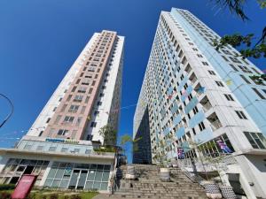 due edifici alti uno accanto all'altro di OYO 93366 Apartement Grand Sentraland By Rai Property a Jaken 1