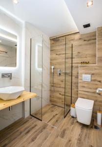 リメナリアにあるAria suitesのバスルーム(シャワー、トイレ、シンク付)