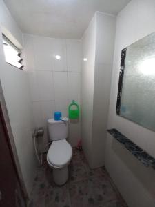 Ванна кімната в OYO 93373 Apartement Sentraland Karawang By Gs