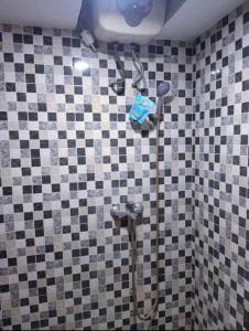 Ванна кімната в OYO 93373 Apartement Sentraland Karawang By Gs