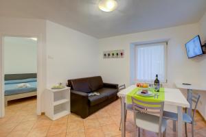 sala de estar con sofá y mesa en Casa Alpino - Happy Rentals, en Riva del Garda