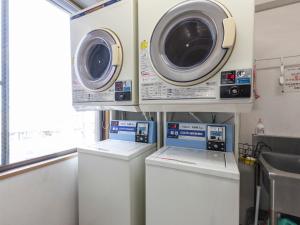 lavadora y secadora en una habitación en Hotel HORAIRE Saijo, en Saijo