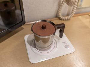 Hotel HORAIRE Saijo的咖啡和沏茶工具