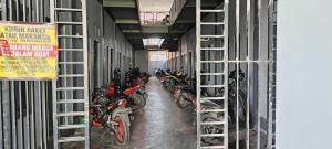 een groep motorfietsen geparkeerd in een garage bij OYO 93400 Pondok Tawing Rumbih in Banjarmasin