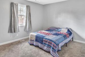 1 dormitorio con cama y ventana en Southern Comfort Retreat in Travelers Rest home en Travelers Rest