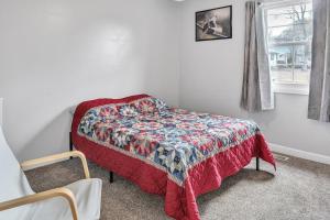 1 dormitorio con 1 cama con edredón en Southern Comfort Retreat in Travelers Rest home, en Travelers Rest