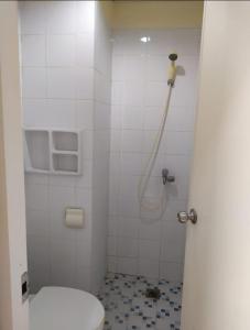 een badkamer met een douche en een toilet. bij OYO Life 93383 Wisma Kencana Puteri in Depok