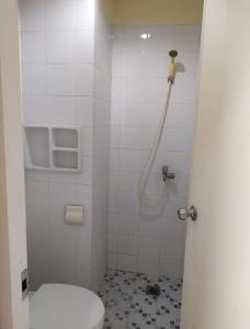 een badkamer met een douche en een toilet. bij OYO Life 93383 Wisma Kencana Puteri in Depok