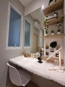 La salle de bains est pourvue d'un bureau avec une chaise et un miroir. dans l'établissement OYO Life 93387 Sunarmi House, à Bekasi