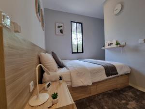 - une petite chambre avec un lit et une table dans l'établissement OYO Life 93387 Sunarmi House, à Bekasi
