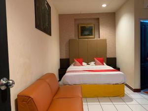 Un pat sau paturi într-o cameră la OYO 93404 Penginapan Fauziah Syariah