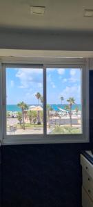 ventana en una habitación con vistas a la playa en Светлая и уютная квартира у моря en Haifa