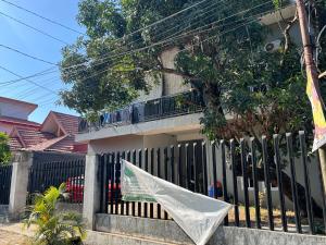 uma rede pendurada na cerca de uma casa em OYO 93406 Pondok Bulo Ugi Syariah 
