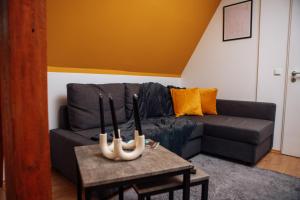 ein Wohnzimmer mit einem Sofa und einem Tisch mit Geweihen darauf in der Unterkunft Central-Living yellow - Wifi - Netflix - City in Essen